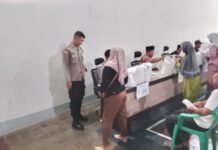 Bhabinkamtibmas Polsek Ciawigebang Kawal Penyaluran Bantuan Pangan Beras di Desa Sidaraja