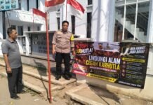 Bhabinkamtibmas Desa Kapandayan Pasang Spanduk Himbauan Kamtibmas, Ajak Warga Cegah Karhutla