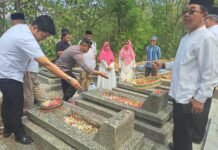 Kapolsek Ciwaru Dampingi Pemda Kuningan Ziarah ke Makam Mantan Bupati Kuningan