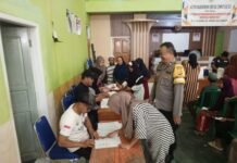 Bhabinkamtibmas Desa Salareuma Amankan Penyaluran Bantuan Pangan Beras untuk 330 KPM