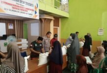 Bhabinkamtibmas Desa Salareuma Monitoring Penyaluran Bantuan Pangan Beras untuk 330 KPM