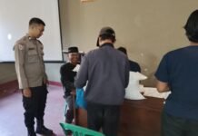 Bhabinkamtibmas Desa Muncangela Kawal Penyaluran Bantuan Pangan Beras untuk 421 KPM