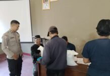 Polri Hadir, Bhabinkamtibmas Desa Muncangela Monitoring Penyaluran Bantuan Pangan Beras untuk 421 KPM