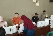 Bhabinkamtibmas Desa Muncangela Amankan Penyaluran Bantuan Pangan Beras untuk 421 KPM