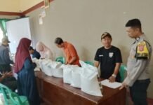 Pastikan Tepat Sasaran, Bhabinkamtibmas Desa Muncangela Kawal Penyaluran Bantuan Pangan Beras untuk 421 KPM