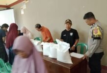 Bhabinkamtibmas Desa Muncangela Pastikan Penyaluran Bantuan Pangan Beras Berjalan Aman