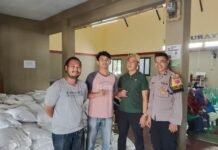 Jaga Ketertiban, Bhabinkamtibmas Desa Muncangela Monitor Penyaluran Bantuan Pangan Beras