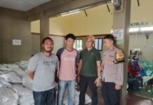 Kawal Penyaluran Bantuan Pangan Beras, Bhabinkamtibmas Desa Muncangela Hadir di Tengah Masyarakat