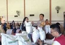 Bhabinkamtibmas Desa Mekarsari Amankan Penyaluran Bantuan Pangan Beras