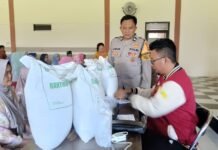 Bhabinkamtibmas Desa Mekarsari Monitoring Penyaluran Bantuan Pangan Beras