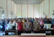 Pastikan Tepat Sasaran, Bhabinkamtibmas Desa Mekarsari Kawal Penyaluran Bantuan Pangan Beras