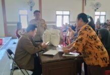Jaga Ketertiban, Bhabinkamtibmas Desa Mekarsari Amankan Penyaluran Bantuan Pangan Beras