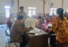 Bhabinkamtibmas Desa Mekarsari Hadir Pastikan Penyaluran Bantuan Pangan Beras Berjalan Lancar