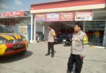 Menyapu Bayang-Bayang Kriminalitas, Patroli Sore Bhabinkamtibmas Polsek Mandirancan Pastikan Desa Cirea Tetap Kondusif