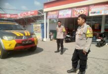 Kobarkan Semangat Waspada Terhadap Premanisme dan Calo, Bhabinkamtibmas Polsek Mandirancan Sapa Warga di Minimarket