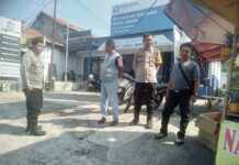 Menembus Ruang Publik Desa Nanggela, Bhabinkamtibmas Polsek Mandirancan Ingatkan Pedagang Cilok Agar Jauhi Bahan Berbahaya