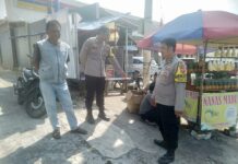 Sapa Warga Pinggir Jalan, Bhabinkamtibmas Polsek Mandirancan Selipkan Edukasi Kesehatan Pangan bagi Pedagang di Desa Nanggela