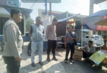 Merajut Keakraban di Tepi Jalan, Bhabinkamtibmas Polsek Mandirancan Sapa Warga Nanggela Sekaligus Ingatkan Bahaya Bahan Pengawet Makanan
