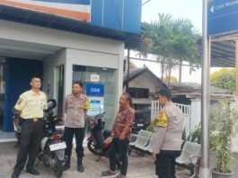 Sinergi Keamanan Perbankan, Patroli Sore Polsek Mandirancan Sambangi Bank BRI Mandirancan