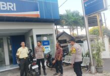 Mengamankan Sentra Perbankan Sore Hari, Patroli Polsek Mandirancan Sambangi Bank BRI Unit Mandirancan