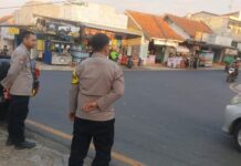 Sinergi Keamanan Sore Hari, Patroli Polsek Mandirancan Sambangi Simpang 3 Pusat Gadai
