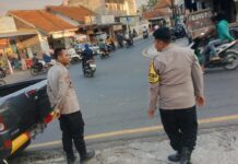 Mengurai Kerawanan Sore Hari, Patroli Polsek Mandirancan Fokus Jaga Simpang 3 Pusat Gadai