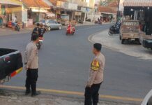 Pengamanan Simpang Strategis, Patroli Sore Polsek Mandirancan Jaga Kelancaran Lalu Lintas