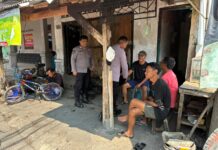 Sahabat Warga di Bengkel Motor, Aksi DDS Bhabinkamtibmas Polsek Mandirancan Aiptu Taufik