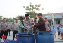 Gandeng PAM Tirta Kamuning, Polres Kuningan Salurkan Bantuan Air Bersih ke Desa Pakembangan