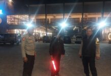 Polsek Kramatmulya Laksanakan Patroli Malam Saat Antisipasi tindak kriminalitas dan Gangguan Kamtibmas Sambangi Juru Parkir Cafe D’jons
