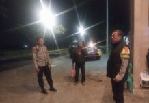 Polsek Kramatmulya Laksanakan Patroli Malam Saat Antisipasi tindak kriminalitas dan Gangguan Kamtibmas Sambangi Juru Parkir Cefe D’Jons Pool Desa Cilaja