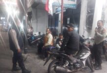 Polsek Kramatmulya Laksanakan Patroli Malam Saat Antisipasi tindak kriminalitas dan Gangguan Kamtibmas Sambangi Warga Masyarakat Desa Kramatmulya