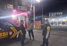 Polsek Kramatmulya Laksanakan Patroli Malam Saat Antisipasi tindak kriminalitas dan Gangguan Kamtibmas Sambangi Security SPBU Desa Cilowa