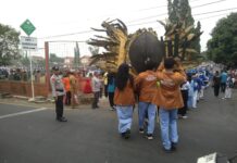 Memastikan Kelancaran Arus Lalin, Polsek Mandirancan Hadir di Pintu Masuk Upacara HUT RI ke-81