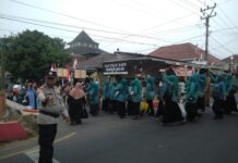Pintu Gerbang Upacara HUT RI ke-81 Terjaga, Bhabinkamtibmas Polsek Mandirancan Kawal Arus Lalin