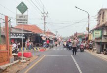 Demi Kelancaran Upacara HUT RI ke-81, Aiptu Tatang Sentani Bersama Anggota Polsek Mandirancan Siaga Lalin