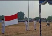 Peringatan HUT RI ke-81 Berjalan Khidmat, Kanit Propam Polsek Mandirancan Tunaikan Tugas Pembacaan UUD 1945