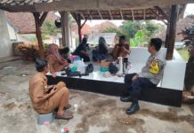 Pererat Silaturahmi Usai Upacara Kemerdekaan, Bhabinkamtibmas Polsek Mandirancan Desa Randobawagirang Ngariung Bareng Perangkat Desa