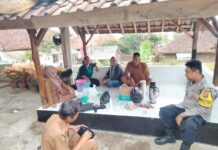 Ngariung Santai di Pondong Desa, Bripka Irfan Takdir Ngariung Perkuat Sinergitas Bersama Perangkat Desa Randobawagirang