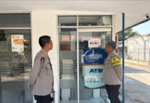 Pengamanan Objek Vital Tanpa Kenal Libur, Ka SPKT 3 Polsek Mandirancan Aiptu Ajat Sudrajat Pimpin Patroli ATM BRI Pasca Upacara HUT RI ke-81