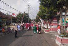 Arus Lalin Lancar dan Terkendali, Kanit Propam Polsek Mandirancan Aiptu Munawan SH Pimpin Pengamanan dan Pengawalan Karnaval Kemerdekaan HUT RI ke-81