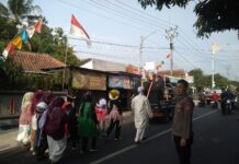 Jaga Ketertiban Jalur Pawai, Kanit Propam Polsek Mandirancan Pimpin Pengamanan Karnaval Kemerdekaan