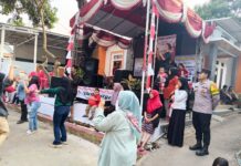 Bhabinkamtibmas Desa Danalampah Brigadir Dendi Monitoring Kegiatan Masyarakat dalam Memeriahkan HUT Ke-81 Kemerdekaan RI sekaligus Sampaikan Imbauan Kamtibmas untuk Wujudkan Suasana Aman