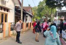 Bhabinkamtibmas Desa Danalampah Monitoring Kegiatan Masyarakat dalam Memeriahkan HUT Ke-81 Kemerdekaan RI sekaligus Sampaikan Imbauan Kamtibmas untuk Wujudkan Suasana Kondusif