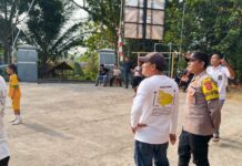 Bhabinkamtibmas Brigadir Dendi Monitoring Kegiatan Masyarakat dalam Memeriahkan HUT Ke-81 Kemerdekaan RI sekaligus Sampaikan Imbauan Kamtibmas untuk Wujudkan Suasana Aman