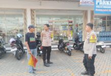 Menangkal Benih Kejahatan, Unit Patroli Polsek Mandirancan Sisir Area Minimarket demi Kenyamanan Warga