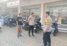 Sinergi Keamanan Masyarakat, Unit Patroli Polsek Mandirancan Pastikan Minimarket Bebas Gangguan