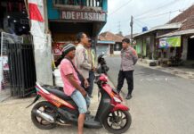 KA SPKT II Polsek Mandirancan Aiptu Juro Jauhari Ajak Pengemudi Ojek Konvensional Taat Aturan Berlalu Lintas