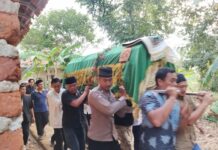 Bhabinkamtibmas Mulyono Haryanto Polsek Polsek Pancalang Hadiri Takziah ke Rumah Duka Almarhum Dayat Kepala Desa Patalagan, Wujud Kepedulian dan Kedekatan Polri dengan Masyarakat