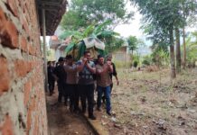 Bhabinkamtibmas Polsek Pancalang Silaturahmi Hadiri Takziah ke Rumah Duka Almarhum Dayat Kepala Desa Patalagan, Wujud Kepedulian dan Kedekatan Polri dengan Masyarakat